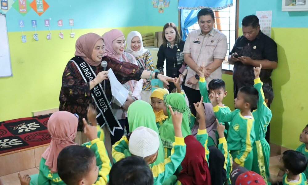Tawa Anak Tukar Botol dengan Susu di PAUD Ceria