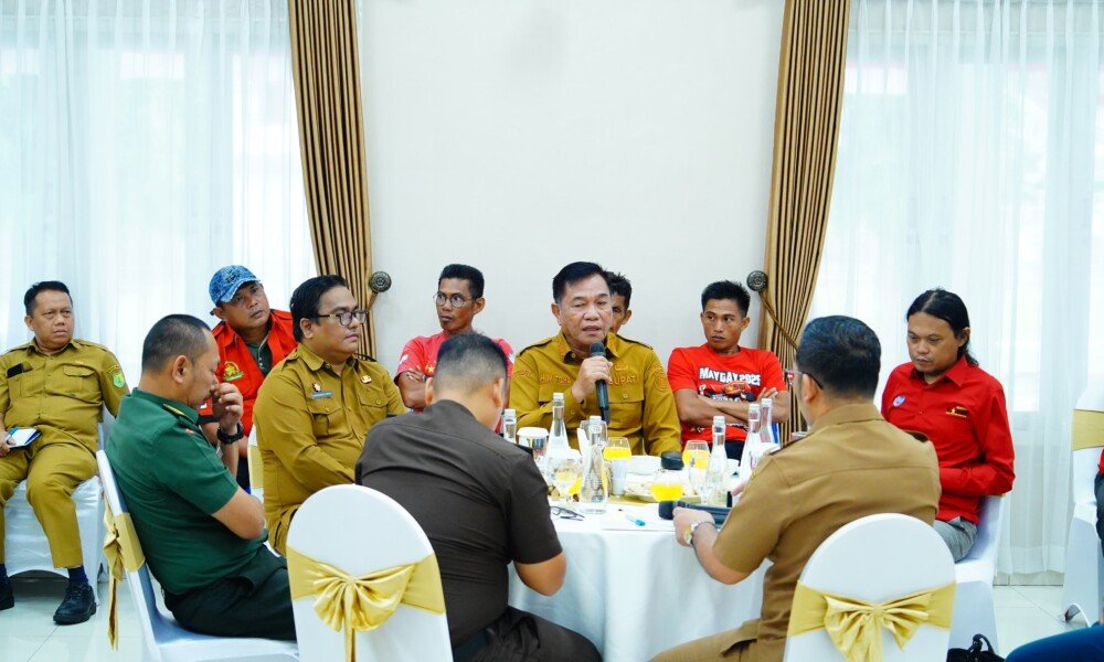 Ngopi Bareng Bupati, Curhat Buruh Sampai Tumpah Kopinya