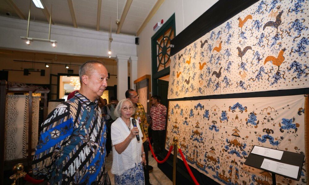 Batik vs Fast Fashion = Si Tua yang Tetap Gagah di Catwalk Dunia