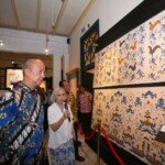 Batik vs Fast Fashion = Si Tua yang Tetap Gagah di Catwalk Dunia