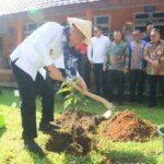 Banyak Sekolah Megah, Tapi Siswanya Masih Kepanasan