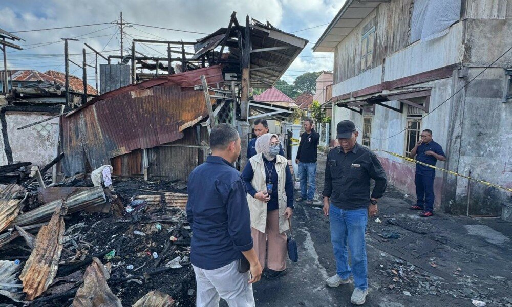 Di Balik Abu 1 Ilir, Pusri hadir di Tengah Sisa Kebakaran rumah warga
