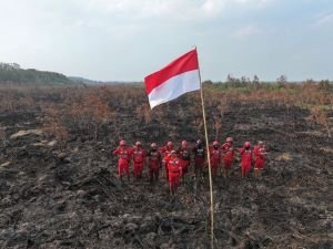 Usai Kibarkan Merah Putih, Manggala Agni Kembali Buru Api Karhutla di OKI