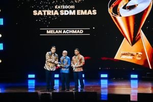 Mbah Guru Melan Achmad Raih Satria SDM Emas di Usia 79 Tahun