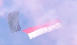 Atraksi Terjun Payung Victory Jump Hiasi Langit Monas Saat Peringatan Proklamasi