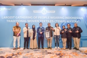 Tenun Nusantara Dibawa ke Panggung Dunia, Kemenekraf Raih Guinness World Records