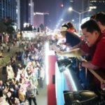 Erick Thohir Turun dari Truk Karnaval, Sapa Warga di Tengah Perayaan HUT RI