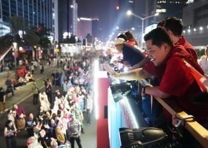 Erick Thohir Turun dari Truk Karnaval, Sapa Warga di Tengah Perayaan HUT RI