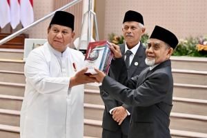 Prabowo Terima Mushaf Gontor, Ada Jejak Tangan Santri di Baliknya