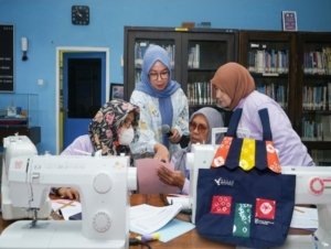 Kampung Sehati Sulap Seragam Bekas Jadi Produk Bernilai, Ibu-Ibu Temukan Peluang Usaha dari Barang Tak Terpakai