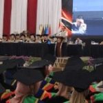 “Saya Pun Anak Kampung”, Ratu Dewa Bicara Perjuangan di Depan Ribuan Wisudawan PGRI