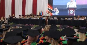 “Saya Pun Anak Kampung”, Ratu Dewa Bicara Perjuangan di Depan Ribuan Wisudawan PGRI