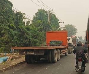 Antrean Solar Mengular dari Pasar Lemabang ke RE Martadinata, Truk Halangi Jualan, Pedagang Terjepit
